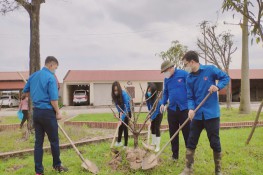 Đoàn Thanh niên trồng cây làm đẹp khuôn viên Bệnh viện